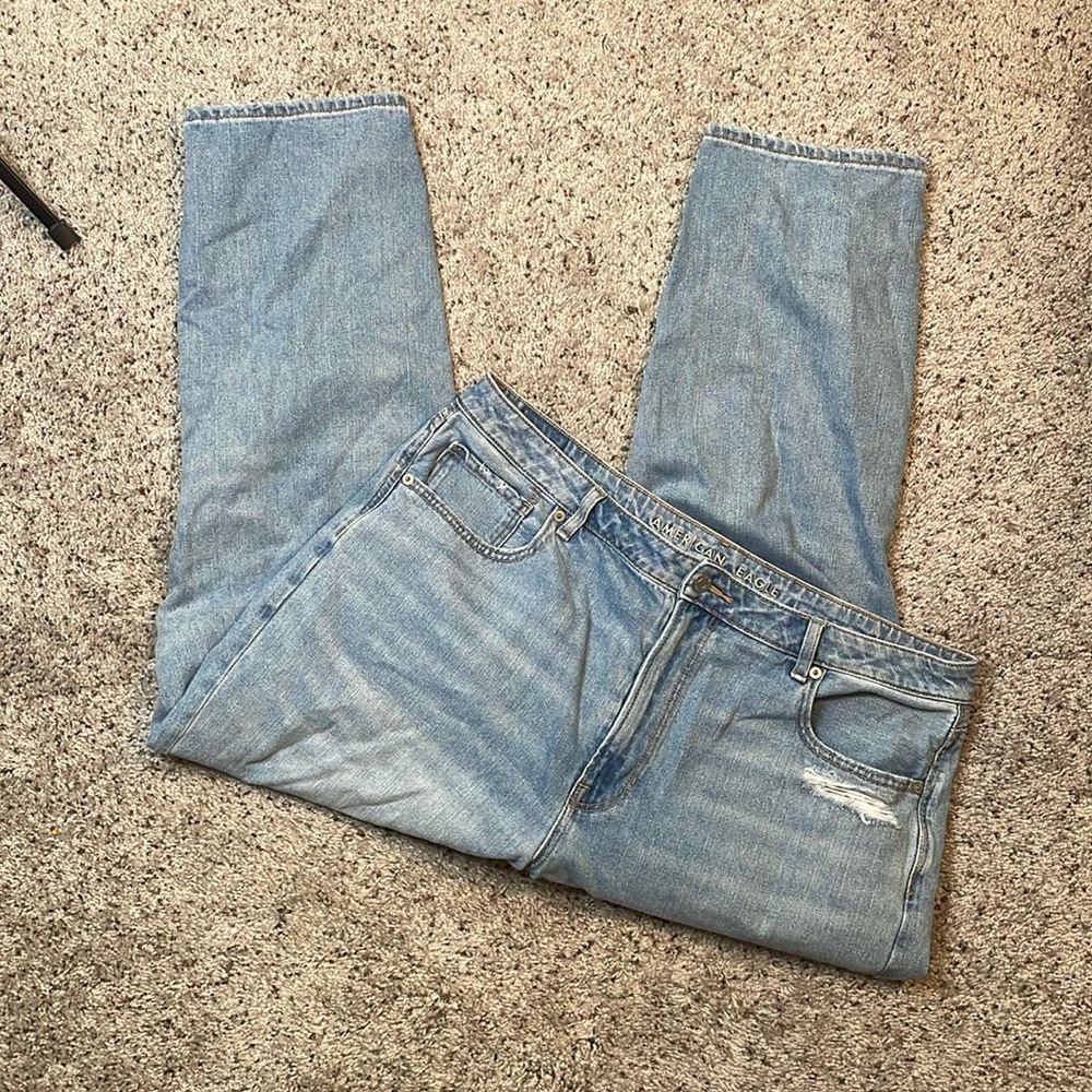 American Eagle Light Wash Ripped Mom Jean Size 18 Short